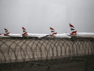 El incendio en una subestación eléctrica cercana al aeropuerto de Heathrow puede haber afectado a alrededor de 200 mil pasajeros. EFE / T. Akmen