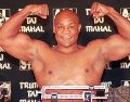 El boxeador de peso pesado George Foreman flexiona sus músculos después de pesar 260 libras para su próxima pelea contra Shannon Briggs en el Trump Taj Mahal Casino Resort en Atlantic City, Nueva Jersey, el jueves 20 de noviembre de 1997.  AP/ ARCHIVO.