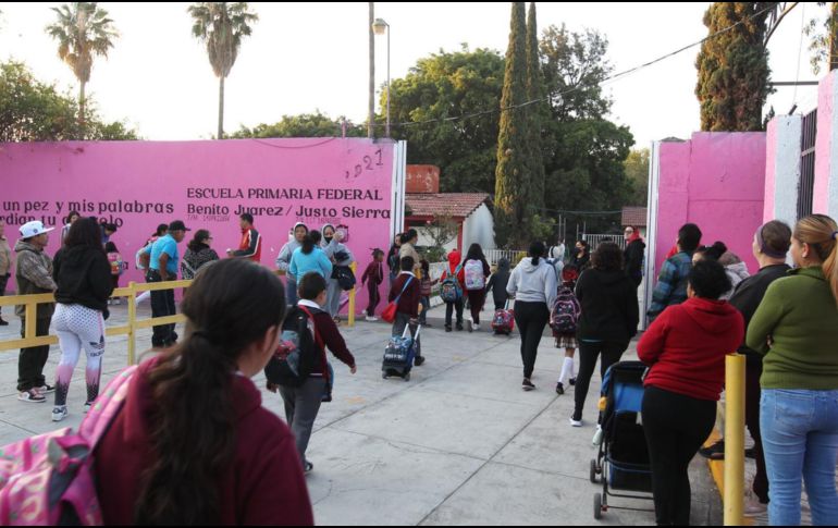 Las y los beneficiarios esperan el próximo pago de la Beca Universal “Benito Juárez”.  EL INFORMADOR/ ARCHIVO