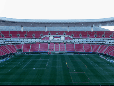 La Comisión Disciplinaria decidió sancionar a la casa del Rebaño Sagrado con un veto, que evita a los aficionados ingresar al Estadio AKRON. IMAGO7 / ARCHIVO