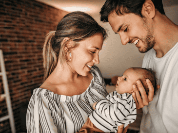 Si bien la inteligencia tiene una base genética importante y algunos estudios indican que los genes maternos juegan un papel preponderante, también es cierto que el entorno y la crianza son determinantes en el desarrollo cognitivo.  CANVA