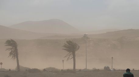 El frente frío número 37, combinado con otros fenómenos meteorológicos, dará paso a rachas de viento intensas en el noroeste, norte y noreste de México. EFE / A. PERDOMO