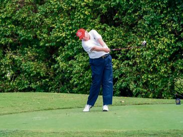 Desde su residencia en Florida, el ex presidente defendió sus medidas pese al desplome bursátil. ESPECIAL