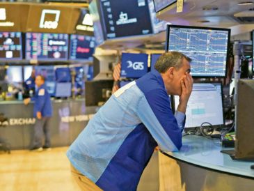 Los principales indicadores de Wall Street cayeron casi un 6% ayer. Hay un fuerte temor de que la guerra de aranceles detone una recesión en Estados Unidos. AFP