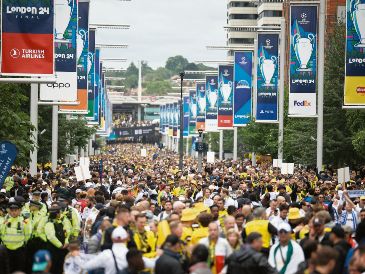 Cada club finalista de la Champions recibirá 18 mil boletos que pondrán a disposición de sus aficiones para el gran partido. AFP/H. Nicholls