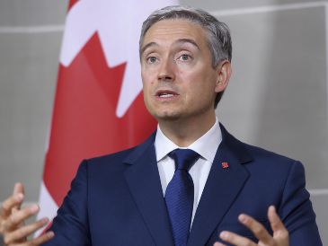 El ministro de Finanzas de Canadá confirmó la medida y aseguró que los aranceles se aplicarán a los vehículos fabricados en Estados Unidos. EFE/ARCHIVO