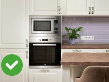 El horno de microondas facilita tareas como descongelar, cocinar y recalentar alimentos, convirtiéndose en una herramienta imprescindible dentro de la cocina. Pexels y Canva