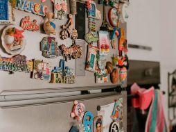 Los imanes decorativos no generan el campo magnético suficiente como para modificar el consumo de energía del electrodoméstico, por lo que retirarlos no generará ningún impacto en tu factura de luz. CANVA/ ESPECIAL