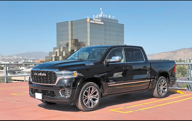 Ram 1500 Tungsten. En el instante que tomes su volante sentirás la elegancia y potencia al máximo. ESPECIAL