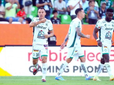 Andrés Guardado de León celebra su gol de la jornada 15 del torneo Clausura 2025. EFE/L. Ramírez