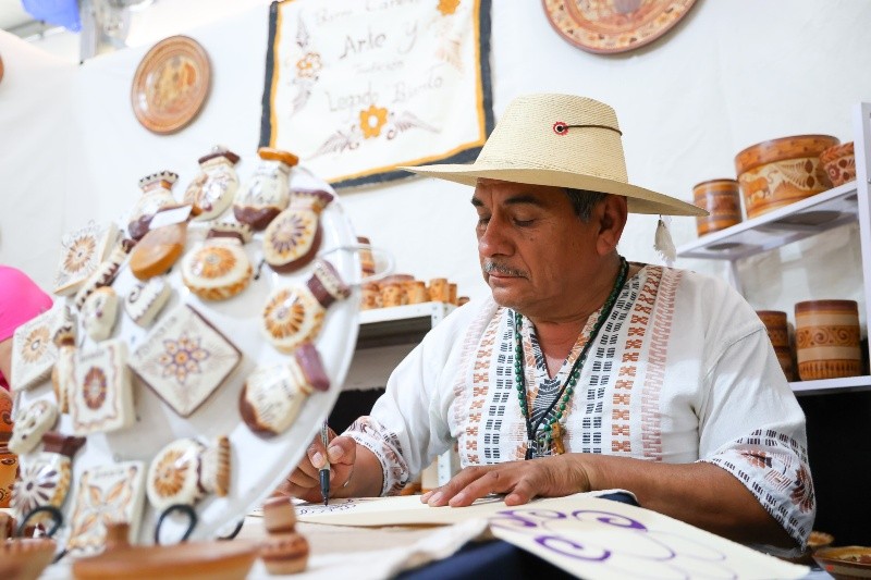 Elaboran botellones, jarra, tinaja, floreros, cántaros, caballitos, llaveros, entre otras piezas en diferentes tamaños. EL</p>
                    <p>INFORMADOR/H. FIGUEROA 