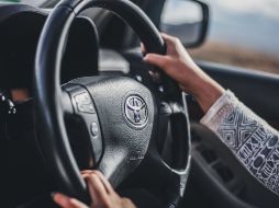 El alcohol adulterado generalmente viene mezclado con alcohol metílico, el cual no es apto para consumo humano. CANVA/ ESPECIAL