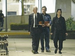 Gonzalo, Álvaro y Morgana, ayer tras el funeral de su padre, Mario Vargas Llosa. EFE