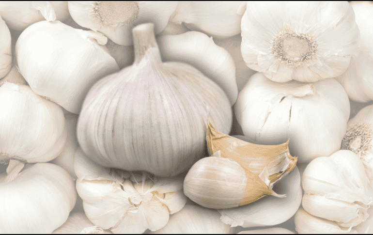 Para hacer más efectivo su consumo, se recomienda la ingesta de ajo en ayunas. ESPECIAL / CANVA