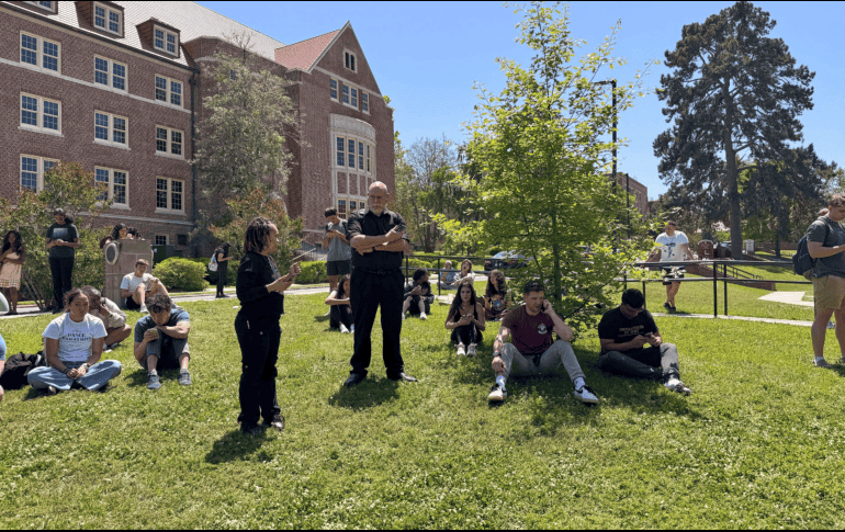 El tiroteo tuvo lugar poco después del mediodía y dejó un saldo de dos personas fallecidas. AP