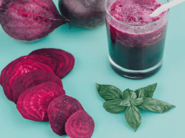 El betabel es fuente natural de nitratos, útiles para regular la presión arteria. Freepik