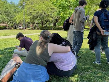 Un grupo de estudiantes en la Universidad Estatal de Florida en Tallahassee, el 17 de abril del 2025. AP / K. PAYNE