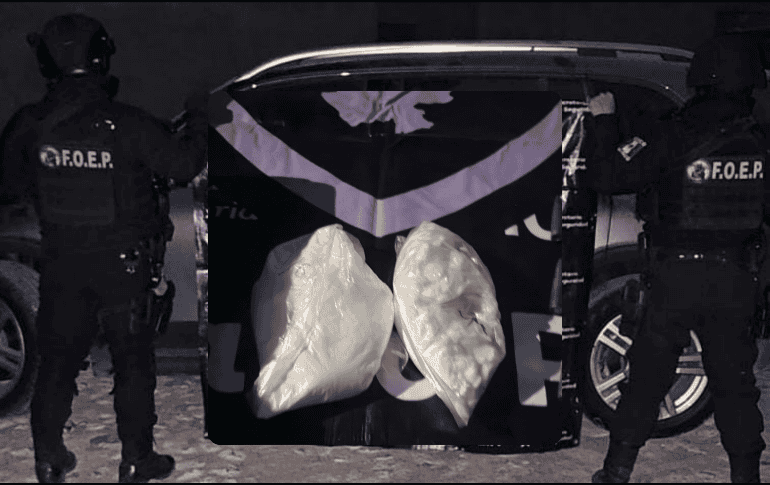 Un agente del Ministerio Público Federal ordenó el aseguramiento de la unidad y de los indicios localizados en su interior. ESPECIAL