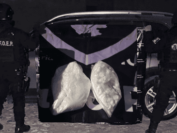 Un agente del Ministerio Público Federal ordenó el aseguramiento de la unidad y de los indicios localizados en su interior. ESPECIAL