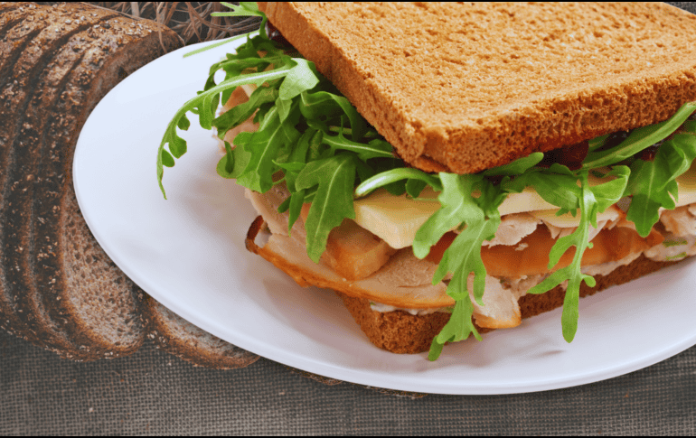 El pan integral es una buena opción frente al pan blanco, de acuerdo a especialistas en nutrición. ESPECIAL / CANVA