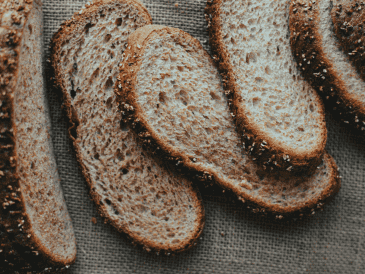 Descubre los beneficios de comer pan de centeno. PEXELS