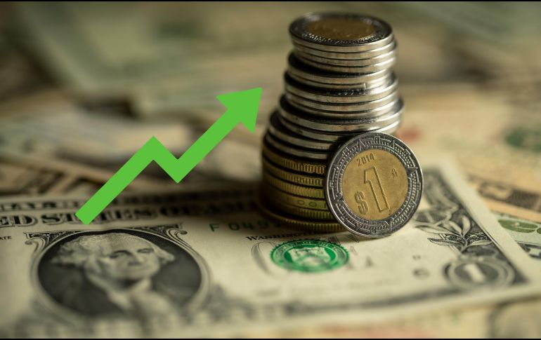 El peso mexicano tocó por momentos del jueves las 19.65 unidades por dólar y despidió el viernes en 19.72 en negociaciones internacionales. ESPECIAL / CANVA