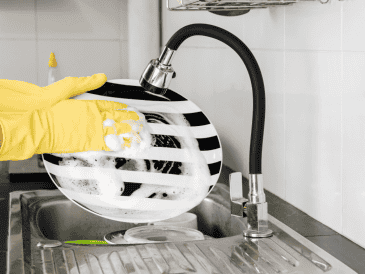 La OMS pide tener especial cuidado con los trastes que entran en contacto directo con los alimentos. ESPECIAL