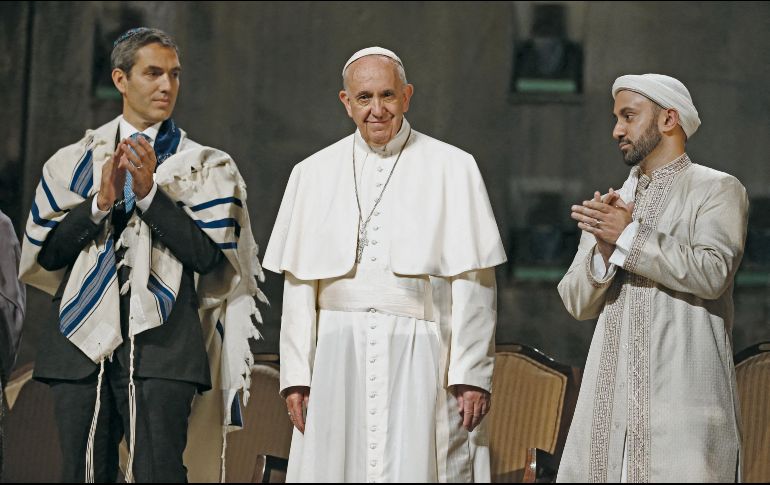 Diálogo interreligioso. El Papa Francisco en conferencia con el rabino Elliot J. Cosgrove (izquierda), y el imán Khalid Latif durante un encuentro en 2015. AFP/J. Lee-Pool
