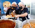 Trabajadoras del Comedor Comunitario sirven la comida que se ofreció en la inauguración. CORTESÍA