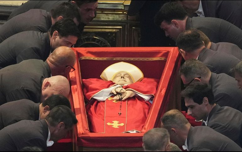 El cuerpo del papa Francisco es colocado en la basílica de San Pedro en el Vaticano. AP/A. Medichini