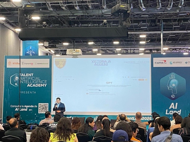    Alfredo T. Calderón presento la idea innovadora de la creación de Victoria IA, la abogada penalista robot. / ESPECIAL