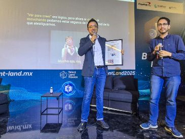 El periodista recomendó a las personas verificar la fuente de información, siempre googlear, utilizar herramientas como Google Alerts, entre otras. EL INFORMADOR/ A. Navarro.