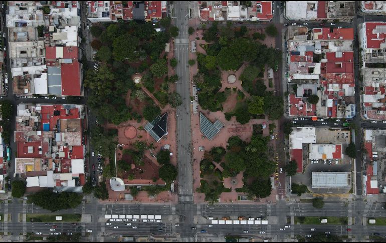 El cierre del Parque Rojo, ubicado en el cruce de las avenidas Juárez y Federalismo, en la zona Centro de Guadalajara, generó inconformidad entre los ciudadanos. EL INFORMADOR / ARCHIVO