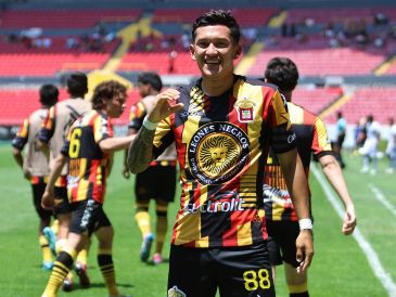 Los cerca de 17 mil 500 aficionados que ingresaron al Estadio Jalisco presenciaron un encuentro disputado, complicado por el intenso calor y el sol que caía a plomo. IMAGO7 / J. CUBEYRO