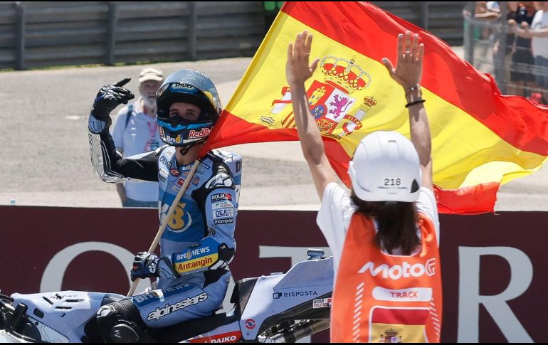 El piloto español Álex Márquez celebra su victoria en la carrera de MotoGP del Gran Premio de España MotoGP 2025 en el circuito 'Ángel Nieto' de Jerez de la Frontera. EFE/J. MANUEL VIDAL