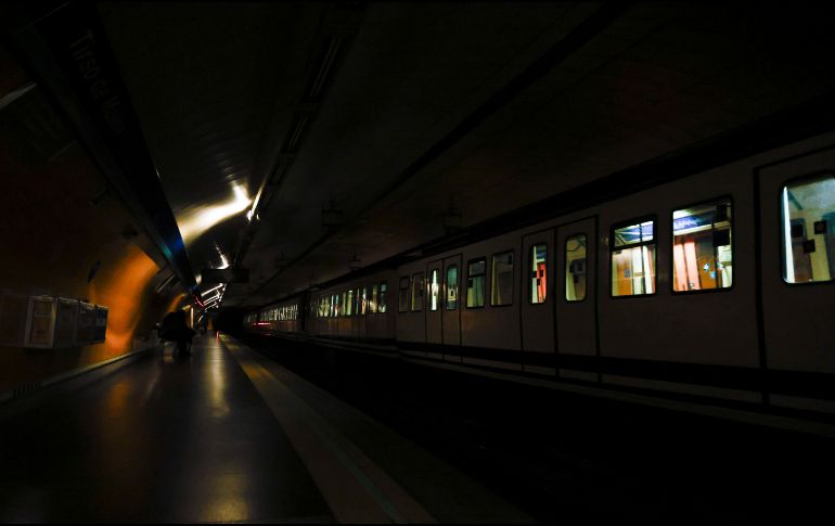 Andén de una estación de metro completamente a oscuras en Madrid, debido al apagón en el suministro eléctrico este lunes. EFE / B. MILLEZ