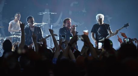 Una de las características más definitorias de U2 es su capacidad para fusionar lo personal con lo político. AP / ARCHIVO