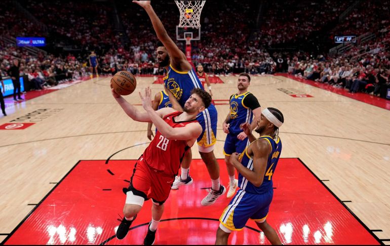 Los Warrios regresan a casa con la serie a su favor 3-2. AP/D. Phillip