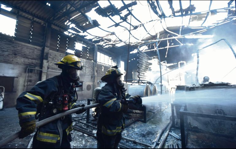 Una fábrica de sandalias se consumió por las llamas a pocos kilómetros de El Álamo. ESPECIAL
