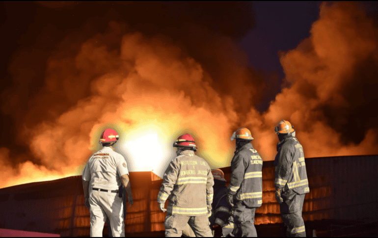 El incendio registrado ayer en una fábrica de Tlaquepaque ya dejó saldo rojo. X / @PCJalisco