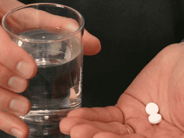 Los especialistas insisten en que nadie debe comenzar ni suspender este tratamiento sin antes consultarlo con un médico, ya que cada situación debe analizarse de manera individual y con base en los riesgos personales. CANVA