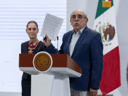 El titular de la Unidad de Inteligencia Financiera, Pablo Gómez, mostró un documento 