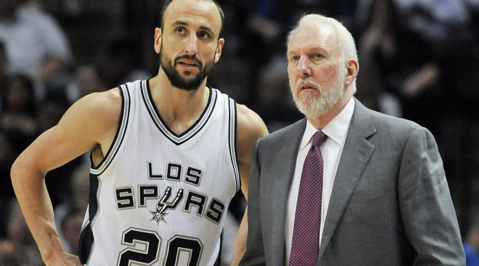 Gregg Popovich (d), junto a Manu Ginóbili. El entrenador cambió por completo el ADN de la franquicia y llevó a los Spurs a ganar cinco anillos de campeón. AP / ARCHIVO
