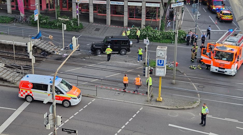 El área alrededor de la intersección ha sido cerrada para la policía y los servicios de emergencia. AFP / A. Rosar