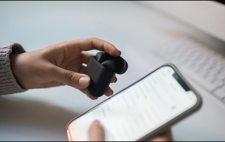 El uso de audífonos para escuchar música a un volumen elevado representa un riesgo creciente entre los jóvenes. ESPECIAL / CANVA