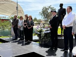 Karla Planter y José Trinidad Padilla celebraron el legado de Raúl Padilla en la explanada de la Plaza Bicentenario. EL INFORMADOR / H. Navarro