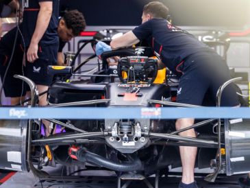Un miembro del equipo prepara el coche del piloto de Red Bull Racing, Max Verstappen, en los boxes del Autódromo Internacional de Miami. EFE/EPA/C. HERRERA