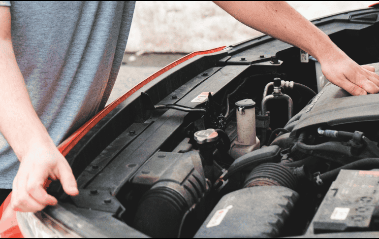 Debido a que es uno de los problemas más comunes durante los viajes en carretera, aquí te compartimos qué hacer. ESPECIAL
