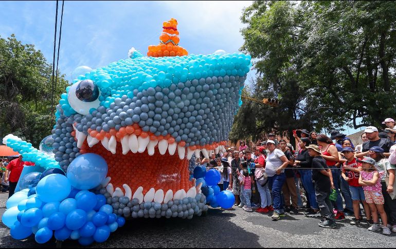 El desfile de globos de látex más grande del mundo arrancó el mediodía de este domingo en las inmediaciones de la Expo Guadalajara. EL INFORMADOR/ H. FIGUEROA..