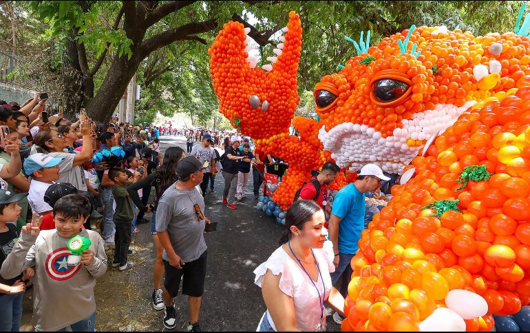 El desfile de globos de látex más grande del mundo arrancó el mediodía de este domingo en las inmediaciones de la Expo Guadalajara. EL INFORMADOR/ H. FIGUEROA..